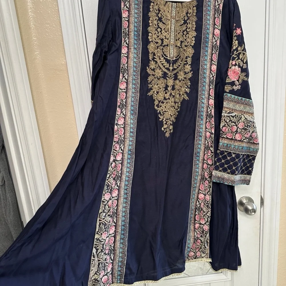 Pakistani Indian Desi Outfit Navy Embroidered pakistani silk dress - Picture 3 of 6